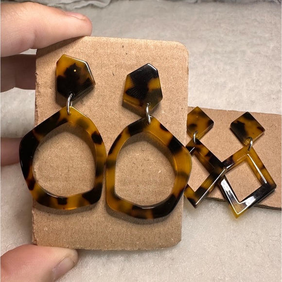 Tortoiseshell Dangle Post Earrings Set - Picture 3 of 8